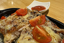 俺のチキンチーズソテートマトケチャップ添え
